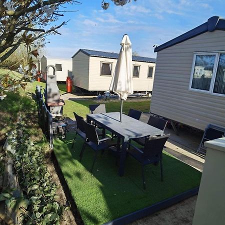 3 Bedroom Caravan With Hot Tub Tattershall Lakes Exterior photo