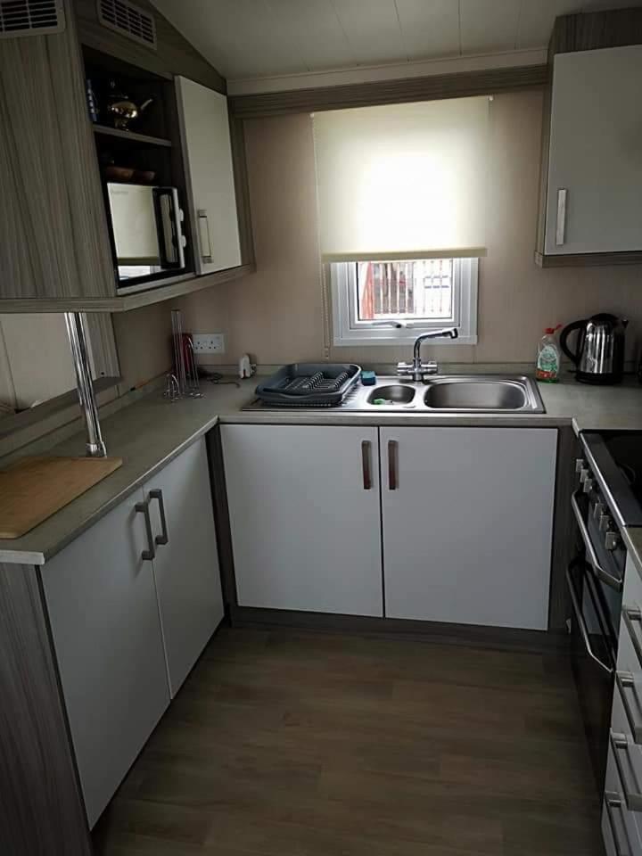 3 Bedroom Caravan With Hot Tub Tattershall Lakes Exterior photo